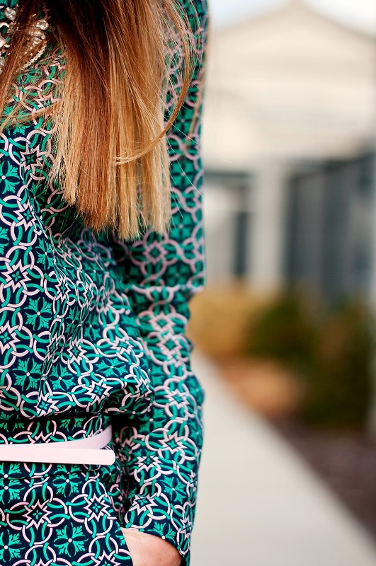 jcrew printed popover, jcrew printed trousers, nude pumps, statement necklace, ashley at kansas city fashion week