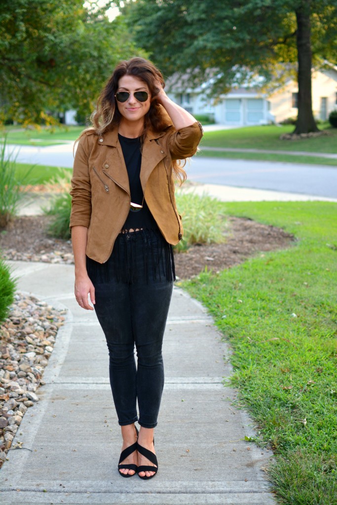 ashley from lsr in a camel faux suede jacket, fringe top, black skinny jeans