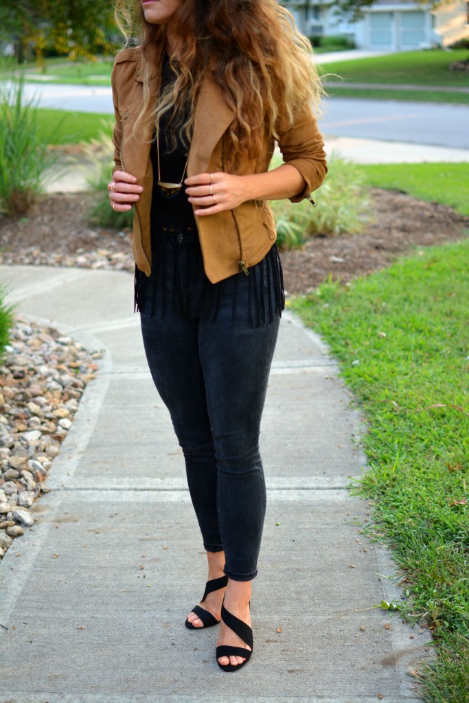 ashley from lsr in a camel faux suede jacket, fringe top, black skinny jeans