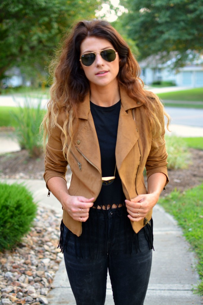 ashley from lsr in a camel faux suede jacket, fringe top, black skinny jeans