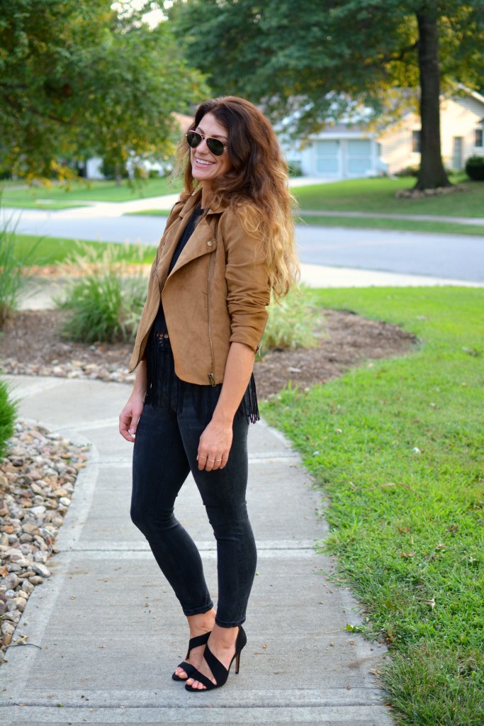 ashley from lsr in a camel faux suede jacket, fringe top, black skinny jeans