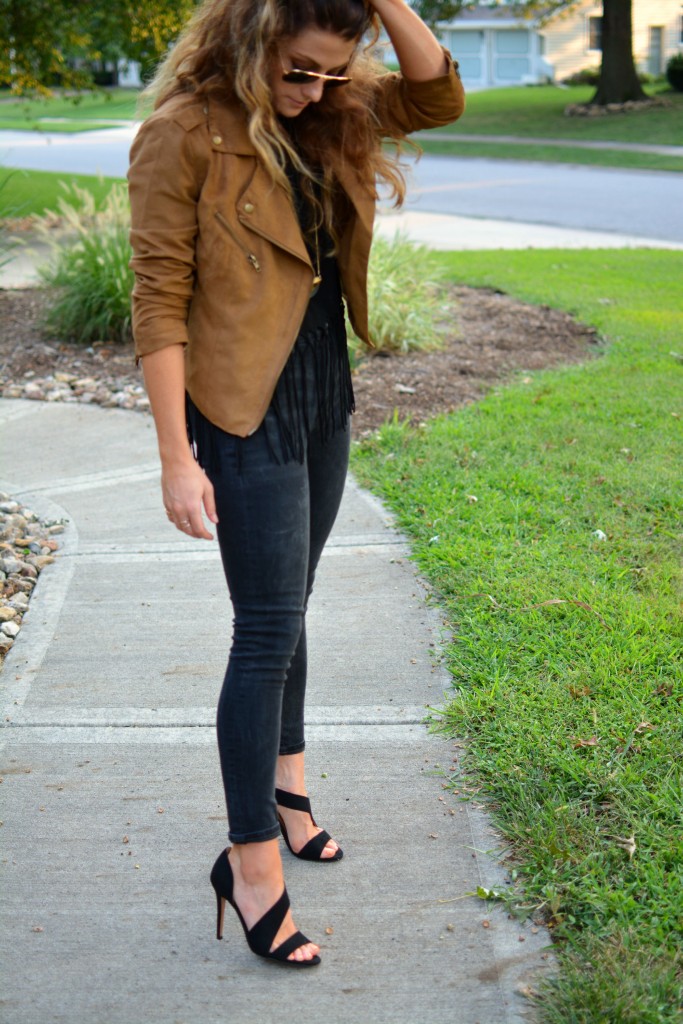 ashley from lsr in a camel faux suede jacket, fringe top, black skinny jeans