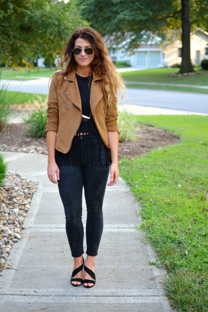 ashley from lsr in a camel faux suede jacket, fringe top, black skinny jeans