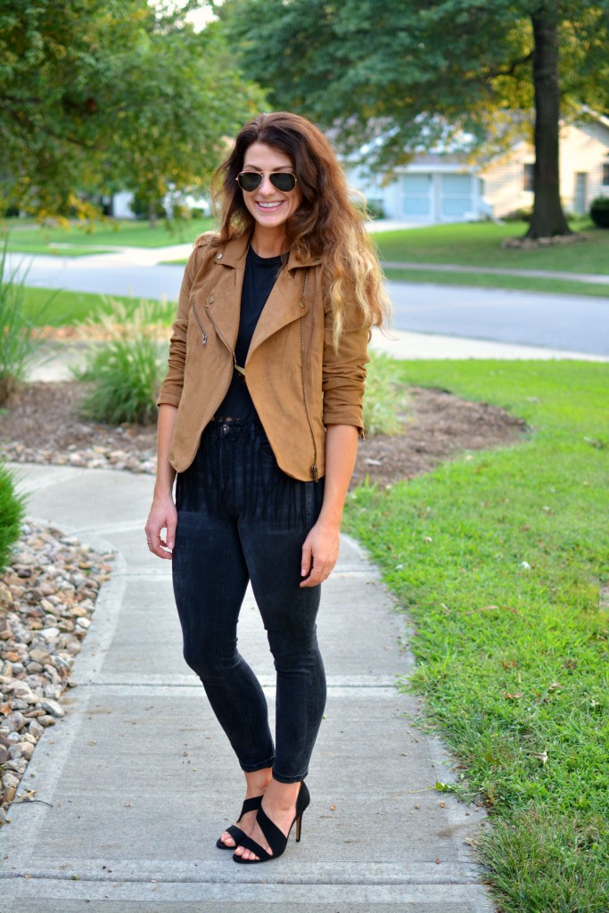 ashley from lsr in a camel faux suede jacket, fringe top, black skinny jeans