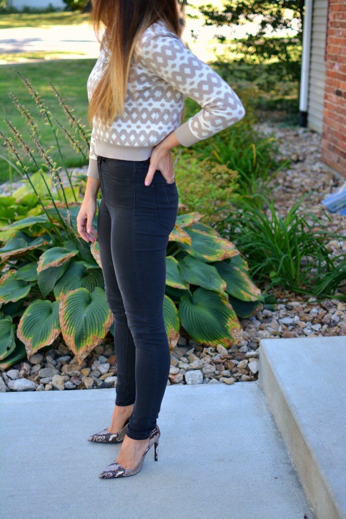 Ashley from LSR in high-waisted black H&M jeggings, cropped printed sweater, and snake skin pumps