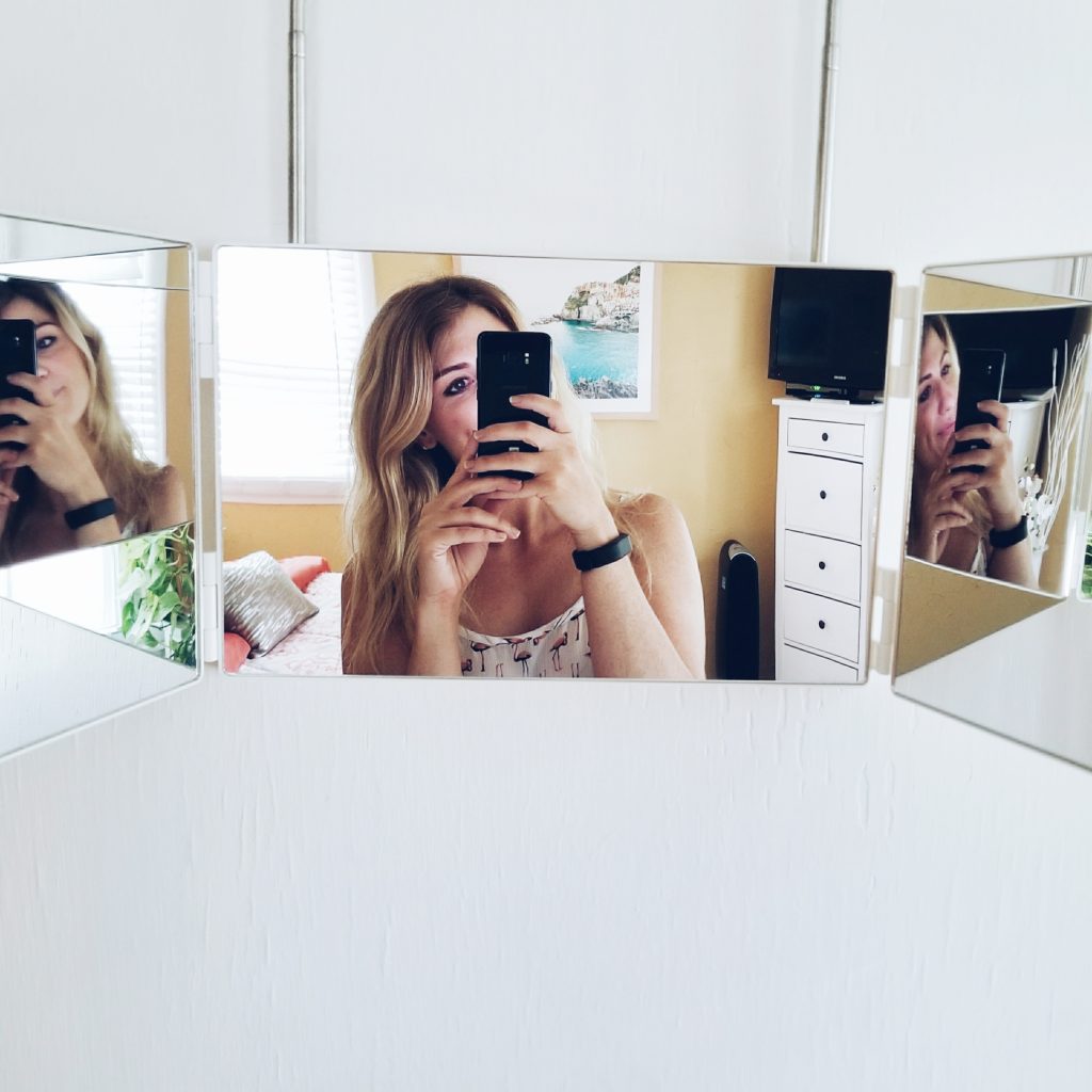 Using the Floxsee Tri-Fold Mirror. | Ashley from Le Stylo Rouge