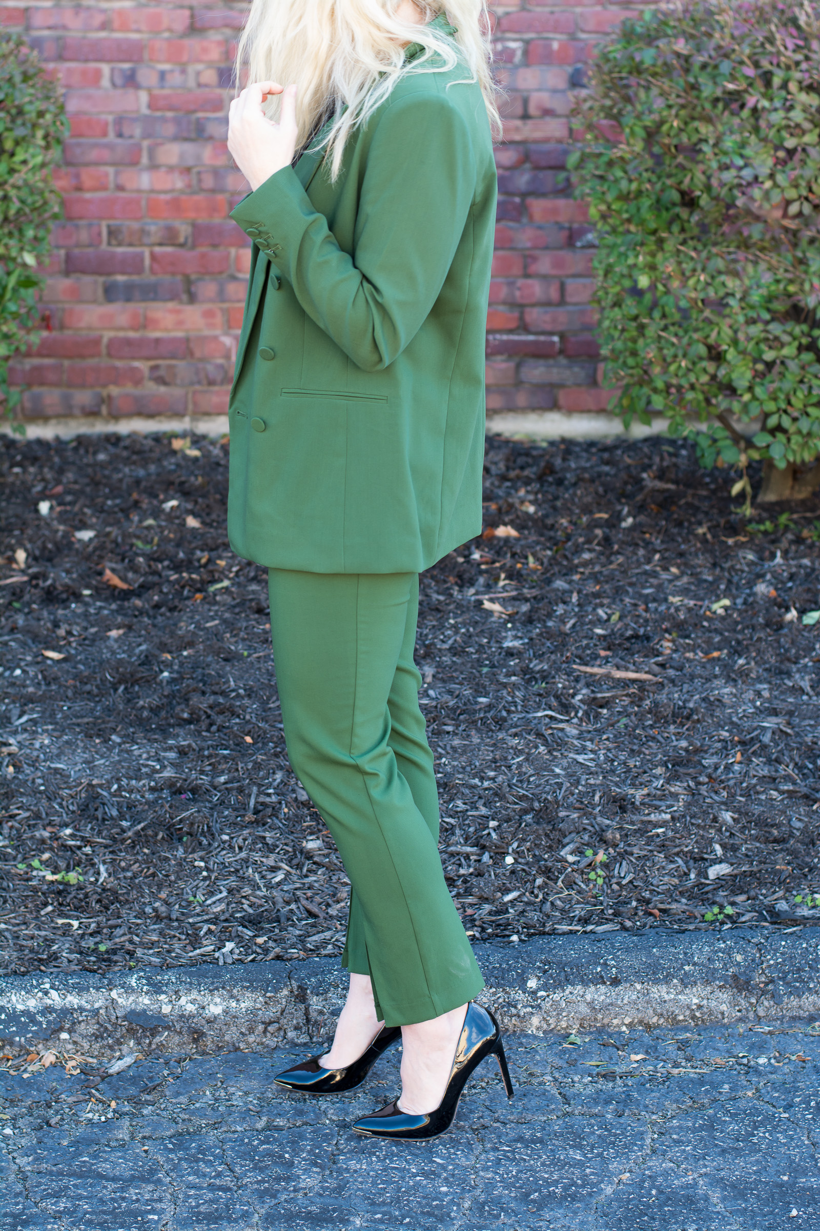 Green Holiday Suit. | Ashley from Le Stylo Rouge