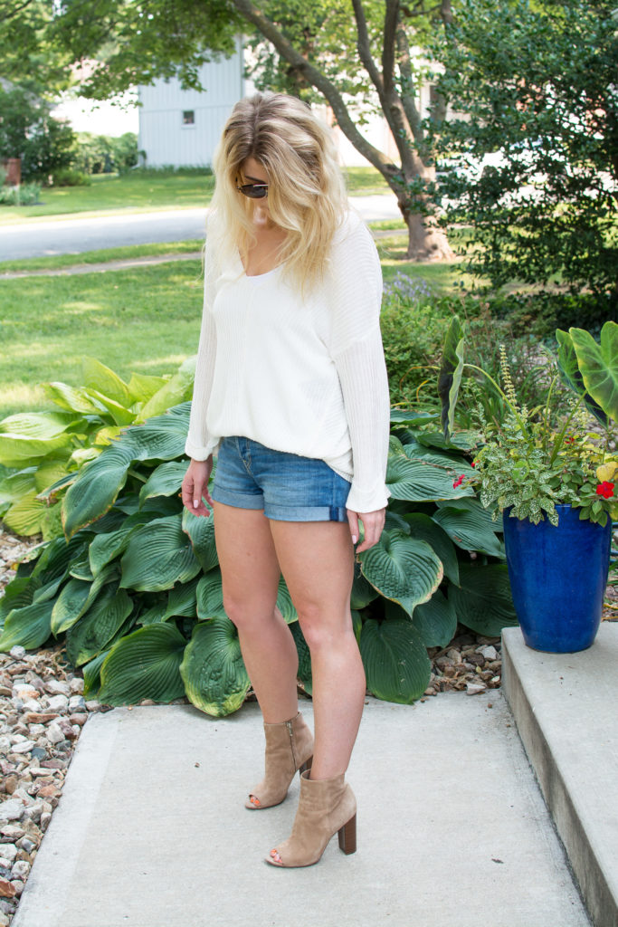 Vici Sweater + Boyfriend Shorts and Ankle Boots. | Le Stylo Rouge
