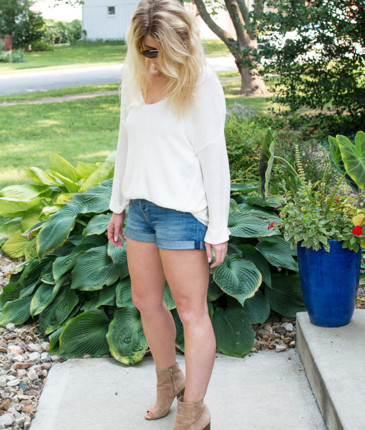 Vici Sweater + Boyfriend Shorts and Ankle Boots. | Le Stylo Rouge