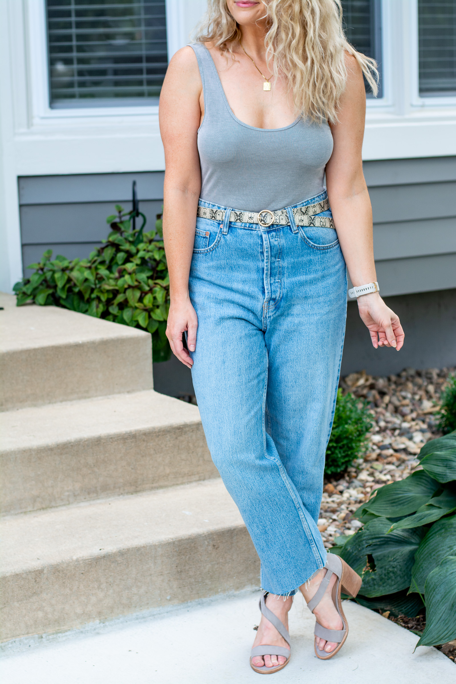 How To Wear Mom Jeans For Curves - Sydne Style