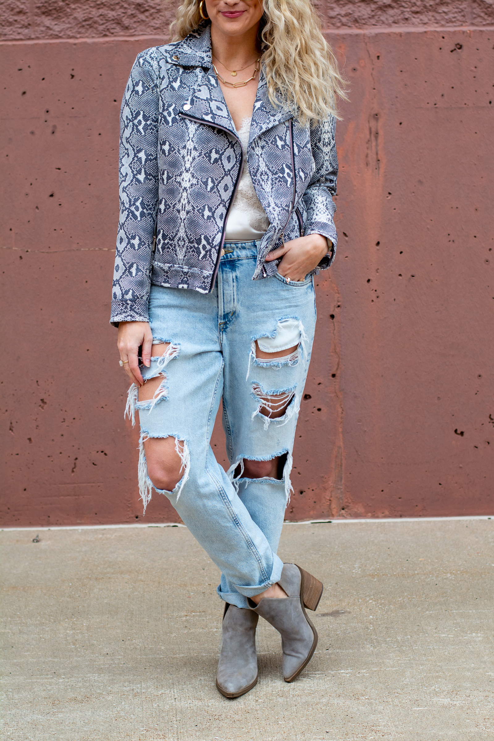 Fall Outfit: Lightweight Printed Jacket + Destroyed Boyfriend Jeans. | LSR
