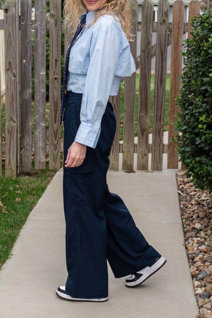 Wide-leg Navy Cargo Pants with Sneakers. | LSR